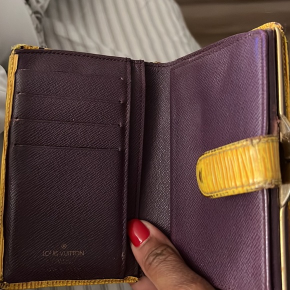 Louis Vuitton Epi wallet 4 cardslots coin area, bill fold, very used,corner wear - Picture 4 of 4